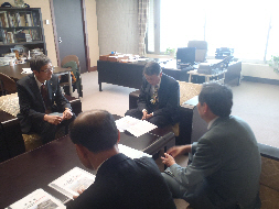 大野新潟県副知事へ要望書を渡しました