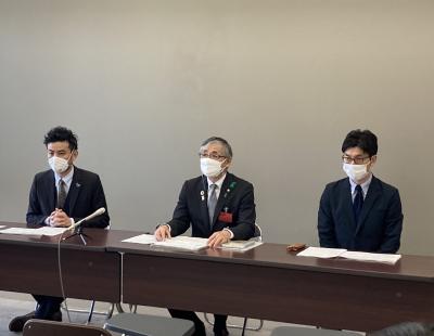 左から松本福祉保健部長、市長、株式会社KidsPublicの橋本代表