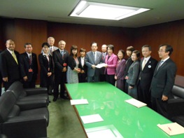 太田昭宏国土交通大臣へ要望書を渡しました
