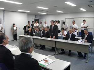 要望書を提出する大滝市長