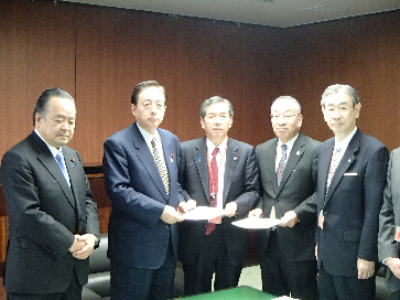 太田昭宏国土交通大臣へ要望書を渡しました