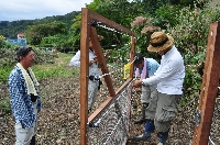 電気柵設置作業（府屋）