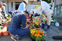 志田平花サポーター植栽の様子