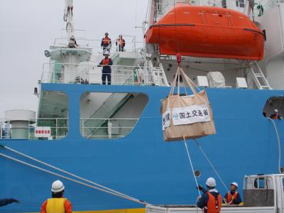 クレーンにより物資の積み込み