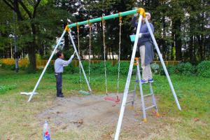 三面小学校グラウンド遊具ペンキ塗り