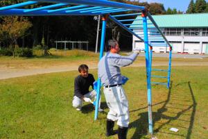 三面小学校グラウンド遊具ペンキ塗り