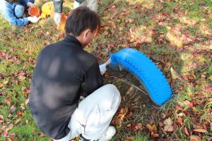 三面小学校グラウンド遊具ペンキ塗り