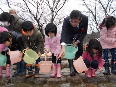 サケの稚魚放流