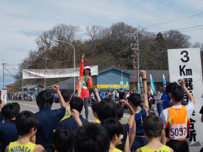 千葉真子さん小中学生のランナーにエールを送る