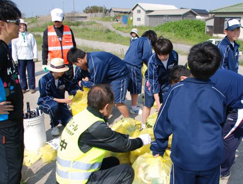 海岸から集まったゴミ