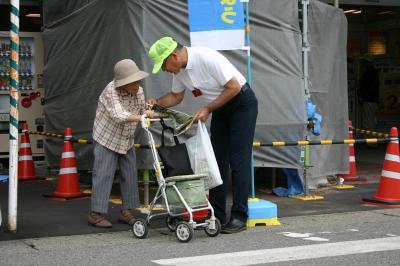 啓発チラシを手渡す