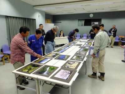 三面地域写真コンテスト審査会のようす