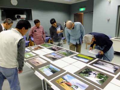 平成28年度三面地域写真コンテスト審査会のようす