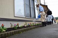 上助渕ふれあい茶の間花植え3