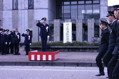 幹部消防団員の分列行進