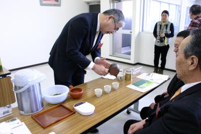 おいしいお茶を淹れています