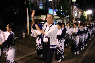 あらかわ音頭に誘われて、踊りに酔いしれる