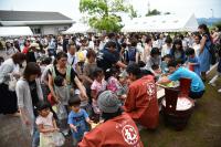 未就学児へ餅の配付