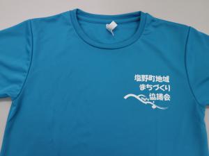 まち協Tシャツの胸にはまち協ロゴ