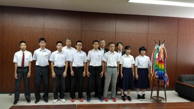 広島平和記念式典に参加する中学生