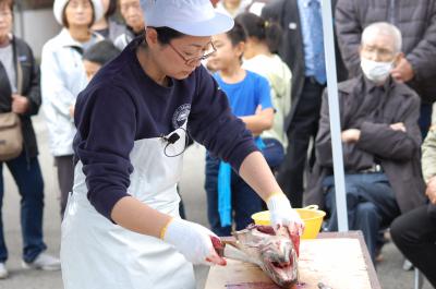 石井師範による「塩引き鮭づくり」の実演