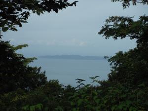 新保岳山頂から望む粟島