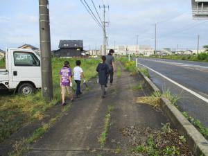 ゴミ拾いをする住民の様子