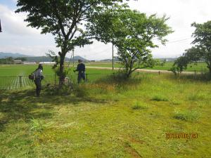 公園内の草刈りを行う住民の方たち