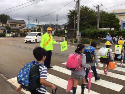 瀬波小学校前交差点で街頭指導