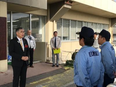 福島県相馬市へ出発する職員(15日)