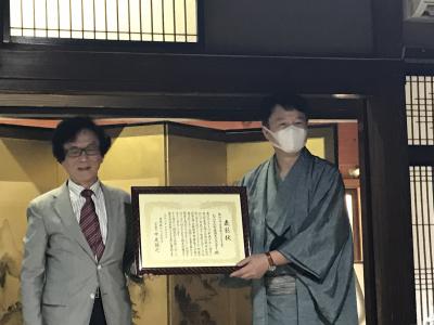 日本旅のペンクラブ中尾隆之代表会員（左）と吉川真嗣会長（右）