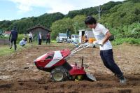 耕運機で畑の土を耕す