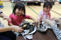 焼き芋を食べながらいっぷく