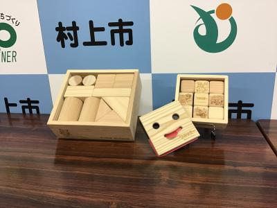 木製積み木セット(左)とサイコロつみき(右)