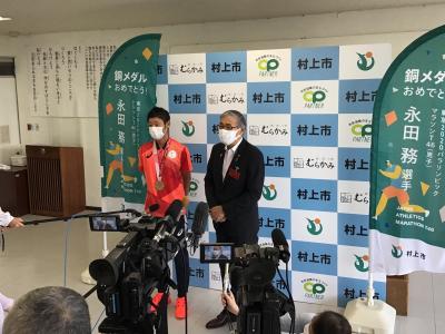 記者から質問を受ける永田選手と市長