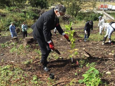 「コブシ」を植樹する市長