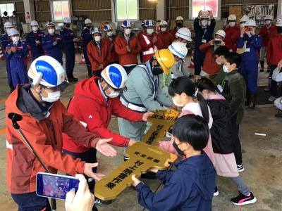 朝日さくら小学校の代表児童が安全祈願したカギを手渡す