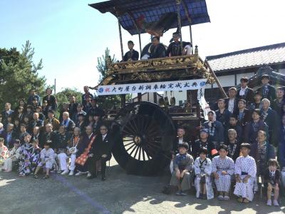 新調した車輪を中心に集合写真