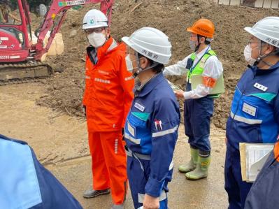 谷防災担当大臣（写真中央）に状況を説明する高橋市長（写真左）