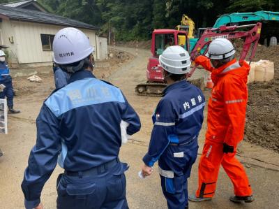 谷防災担当大臣（写真中央）に説明する高橋市長（写真右）