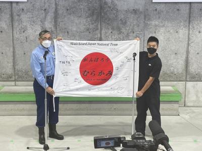 小川元ナショナルヘッドコーチ（写真右）と寄せ書きを掲げる市長
