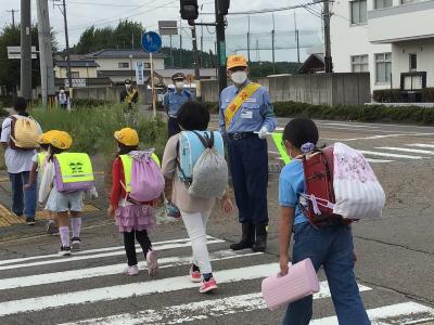 通学する小学生を見守る市長