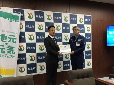 古賀生治新潟支社長から目録を受け取る