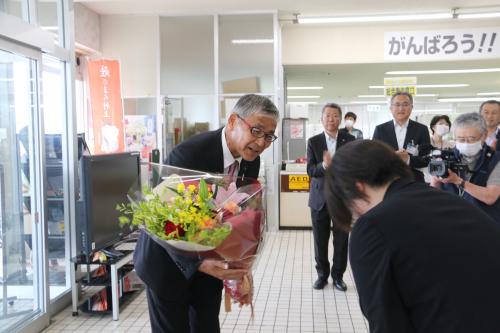 花束を受け取る市長