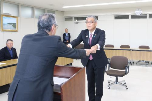 当選証書受け取る高橋市長