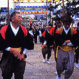 神社本殿へ向かう先太鼓