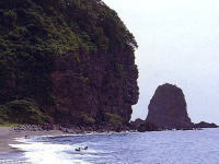 筥堅八幡宮（碁石海水浴場より）