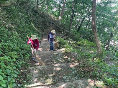 登山道の掃き掃除