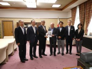 鈴木財務大臣へ要望書手交の様子