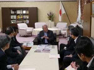 鈴木財務大臣への要望の様子
